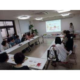 講話「癒しのマフ　人と人とがつなぐ認知症ケア」が開かれました